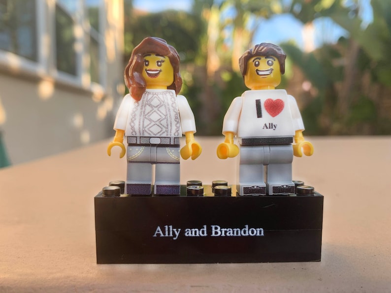 2025 Personalized Couple Minifig With Engraved Base and Display